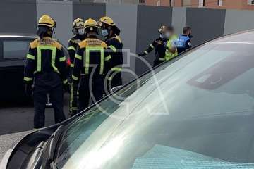 Vuelco de un turismo en la entrada a Las Huesas desde la GC-1/TA.
